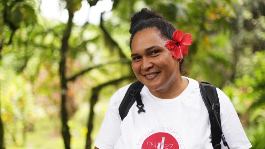 Marania Teuru arbeitet für Tahitis Tourismusbehörde. Jeden Tag, wenn sie das Haus verlässt, pflückt sie eine Blüte und klemmt sie sich hinters Ohr. "Ohne die Blumen fühlt sich mein Outfit einfach nicht komplett an", sagt sie.