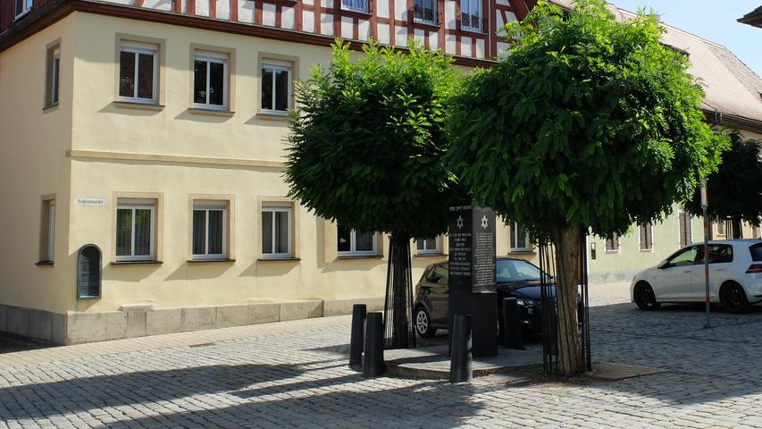 Seit 15 Jahren erinnert das Mahnmal auf dem Hafenmarkt an 40 in der Zeit zwischen 1933 und 1945 entrechtete, deportierte und ermordete Windsheimer Bürgerinnen und Bürger. Seit 15 Jahren erinnert das Mahnmal auf dem Hafenmarkt an 40 in der Zeit zwischen 1933 und 1945 entrechtete, deportierte und ermordete Windsheimer Bürgerinnen und Bürger.