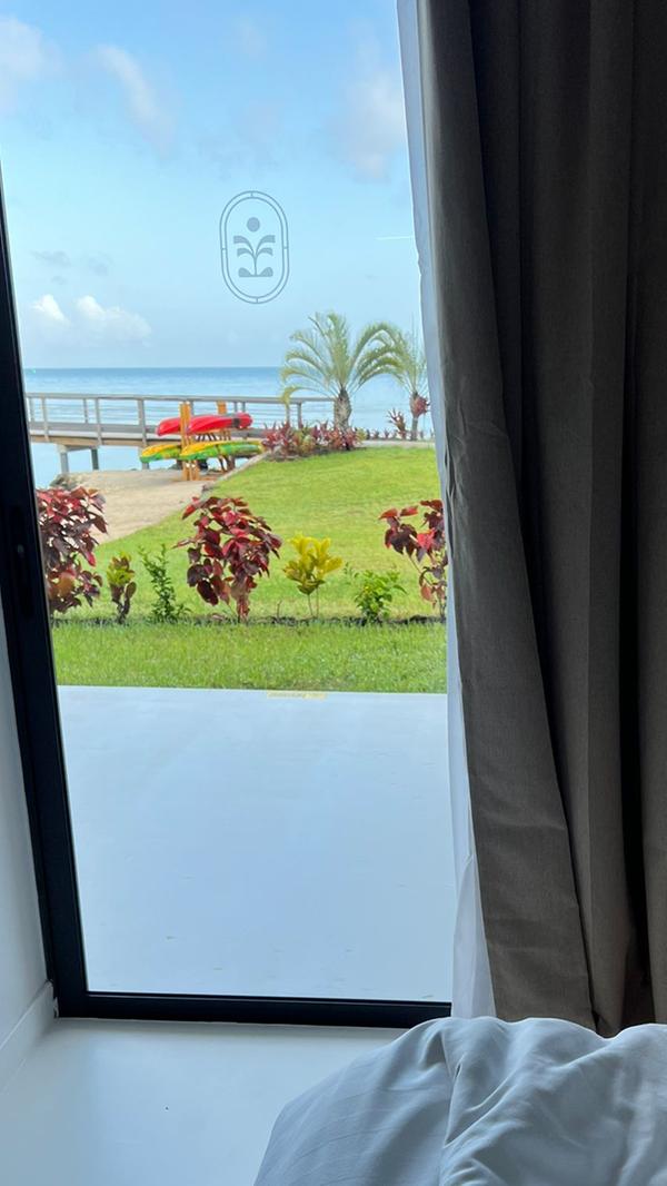 Vom Bett aus direkt an den Strand: Das Cook's Bay Hotel & Suites in Moorea ist neu renoviert und verspricht seinen Gästen entspannten Urlaub direkt am Riff. Mit einem Cocktail in der Hand können die Gäste Kugelfische und Babyhaie beobachten. Mehr Informationen gibt's hier: www.mooreacooksbay.com.