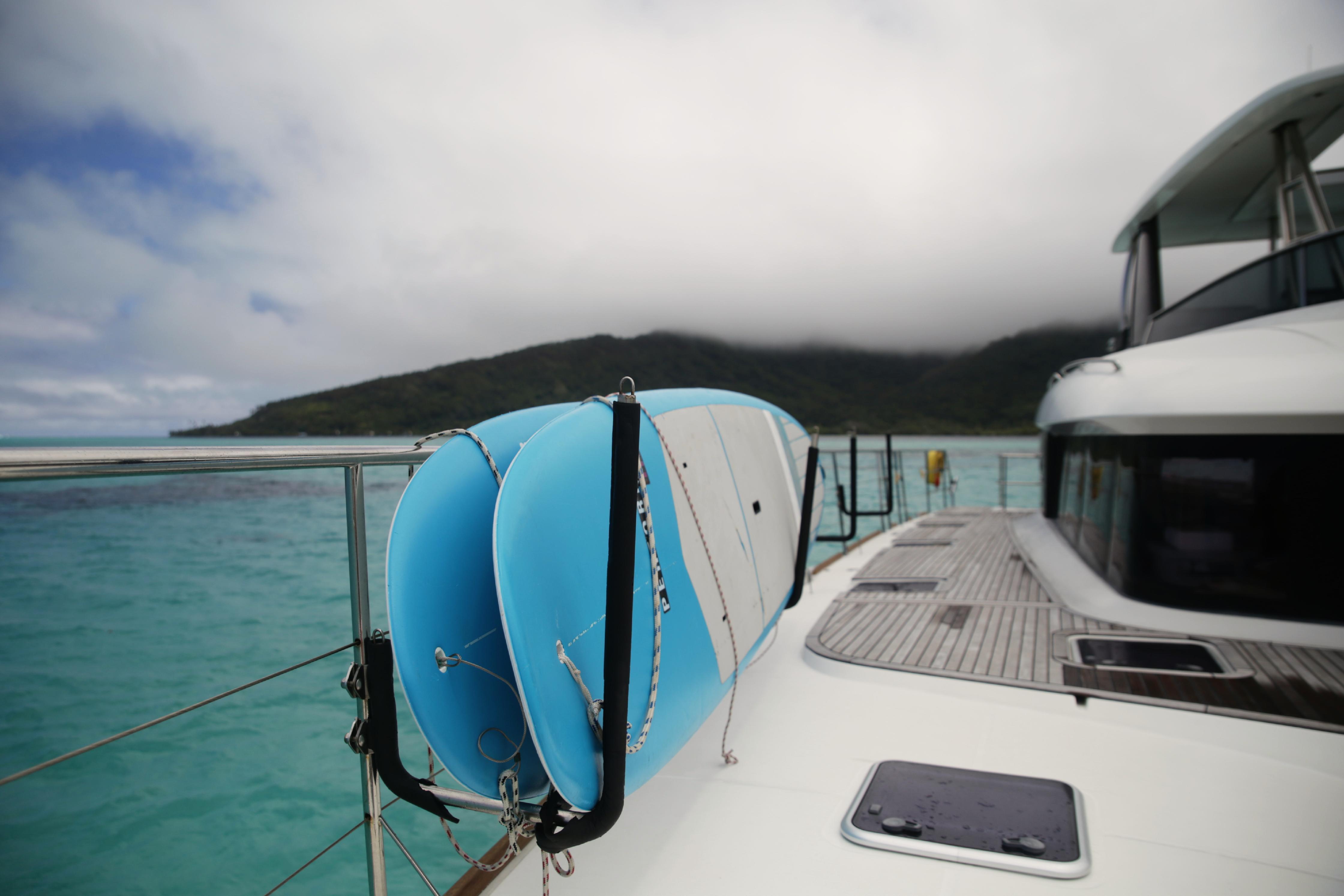 Bis zu zwölf Personen - einschließlich Skipper und Köchin - finden auf dem Katamaran Platz. Allerdings ist der entspannte Urlaub auf dem Luxus-Schiff nicht billig. Für drei Tage und zwei Nächte zahlen die Gäste ungefähr 50.000 Euro. Wer sich das einmal gönnen möchte, findet hier mehr Infos: www.tahitiyachtcharter.com.