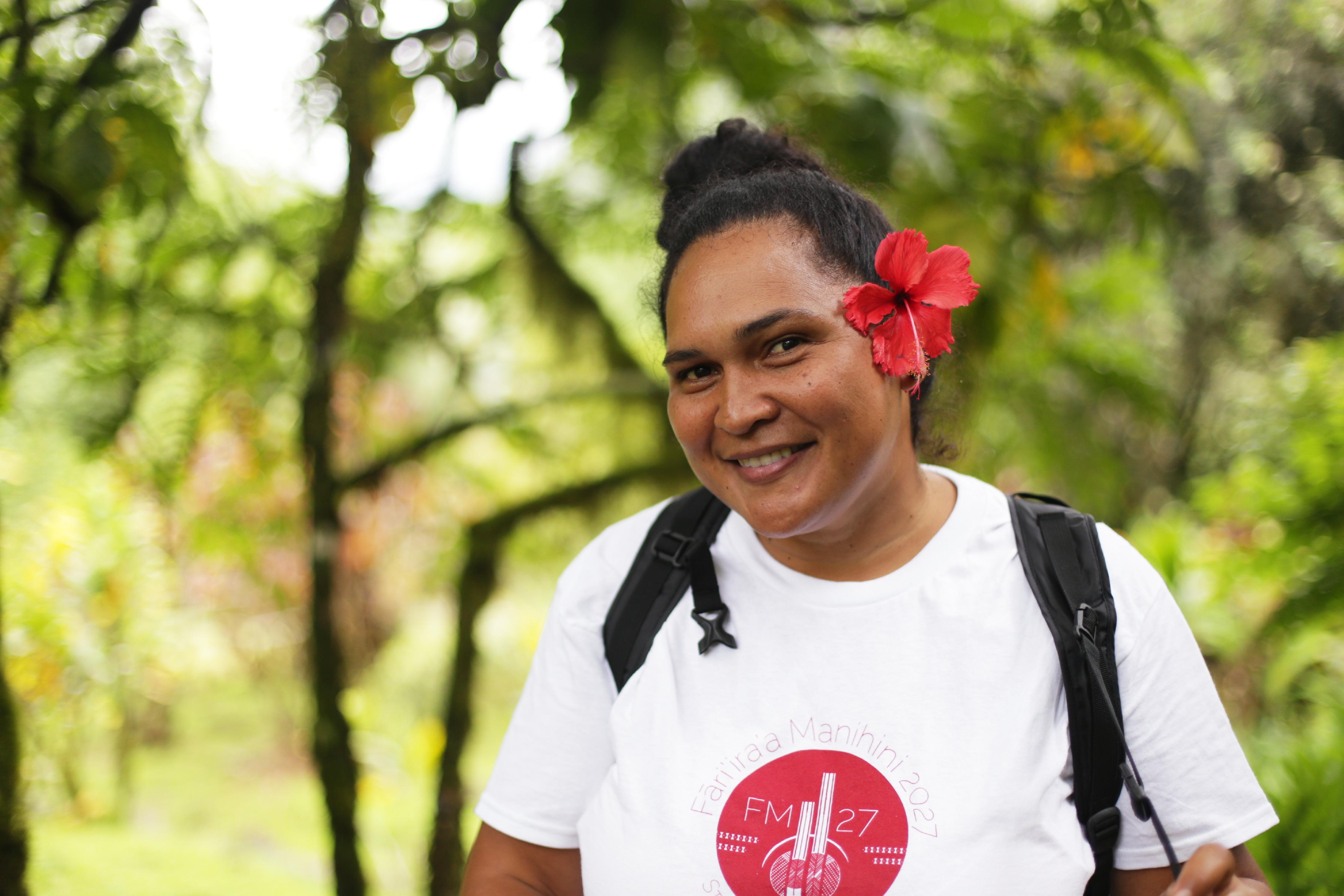 Marania Teuru arbeitet für "Tahiti Tourisme" und steht ihre Gästen zur Seite - egal, ob es um Organisationsbelange geht oder die Besucherinnen und Besucher Fragen zur polynesischen Kultur haben.