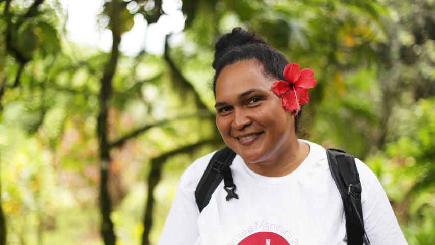 Marania Teuru arbeitet für "Tahiti Tourisme" und steht ihre Gästen zur Seite - egal, ob es um Organisationsbelange geht oder die Besucherinnen und Besucher Fragen zur polynesischen Kultur haben.