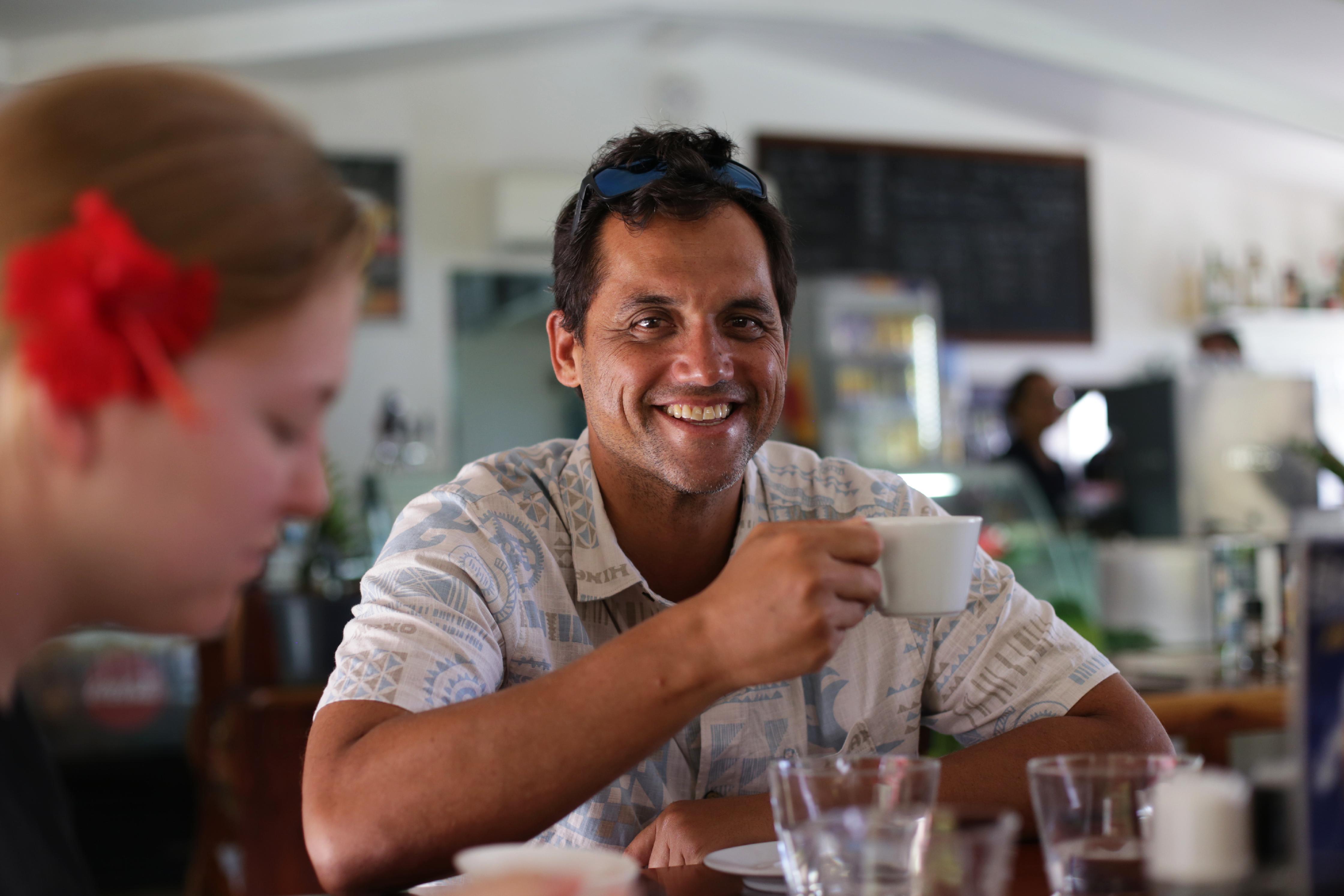 Heimata Hall ist gelernter Koch und will den Besuchern zeigen, was seine geliebten Inseln kulinarisch zu bieten haben. Die Speisen sind geprägt von der Inselflora und -fauna - aber auch von Asien und Frankreich. Mehr Infos gibt's unter tahitifoodtour.com.