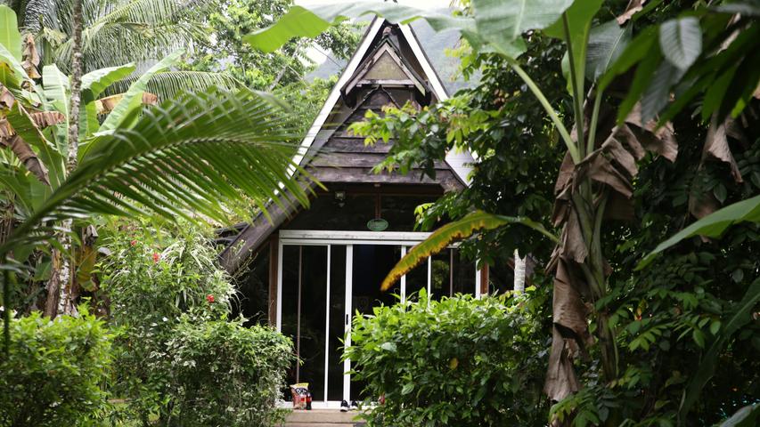 Zwar ist Tahiti für seine Luxus-Resorts bekannt, aber es geht auch günstiger. Auf Tahaa gibt's zum Beispiel Hütten, in denen ganze Familien Platz finden, ab 70 Euro pro Übernachtung: www. pensionles3cascades.com .