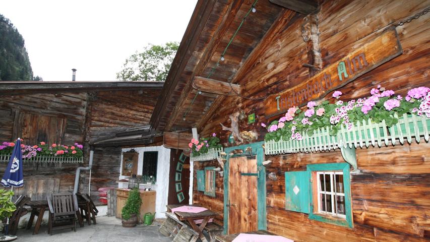 ...Tristenbach Alm, im wildromantischen Floitental. Die urige Hütte präsentierte sich den Hecking-Schützlingen in ihrer...