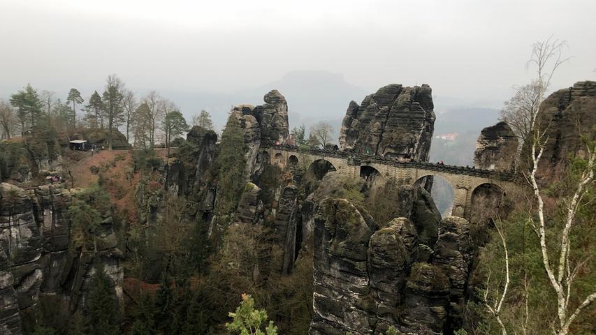 Der Touristen-Hotspot schlechthin in der Sächsischen Schweiz ist die Bastei(brücke). Ein Besuch der Felsformationen lohnt. In dem Gelände ist ein Rundgang, verbunden mit mehreren Treppenstufen, möglich.