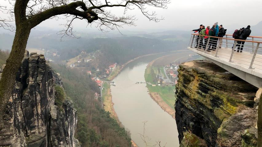 Vom ein Jahr alten Skywalk lässt es sich über der Elbe schwebend auf die Felsen blicken. 