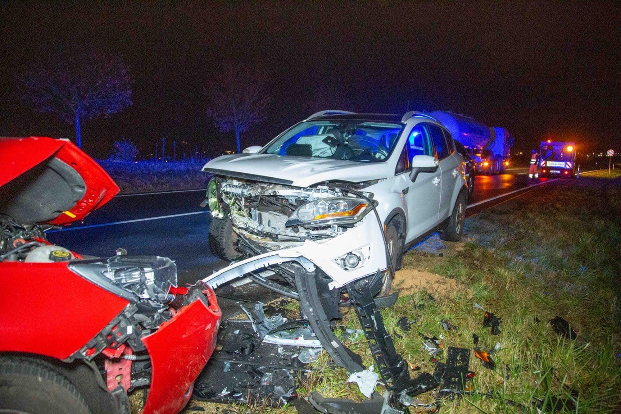 Frontal-Kollision Am Feierabend: Die B8 War Nach Heftigem Unfall Bei ...