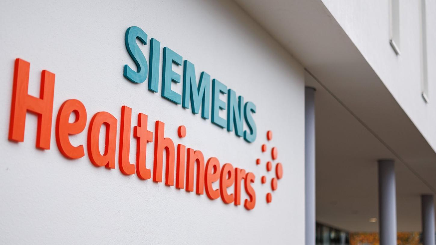 Das Logo und der Schriftzug des Medizintechnikkonzerns Siemens Healthineers steht auf der Fassade eines Unternehmensgebäudes.