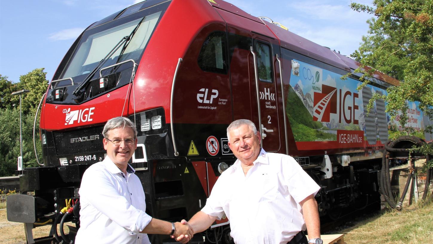 Im Mai hatte Hersbrucks Bürgermeister Robert Ilg (links) Armin Götz noch zur neuen Lok gratuliert; künftig wird er es mit einem anderen Geschäftsführer zu tun haben.