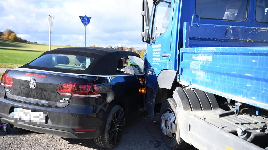 Der Lastwagen krachte in die Beifahrerseite des Volkswagens. Der Lastwagen krachte in die Beifahrerseite des Volkswagens.