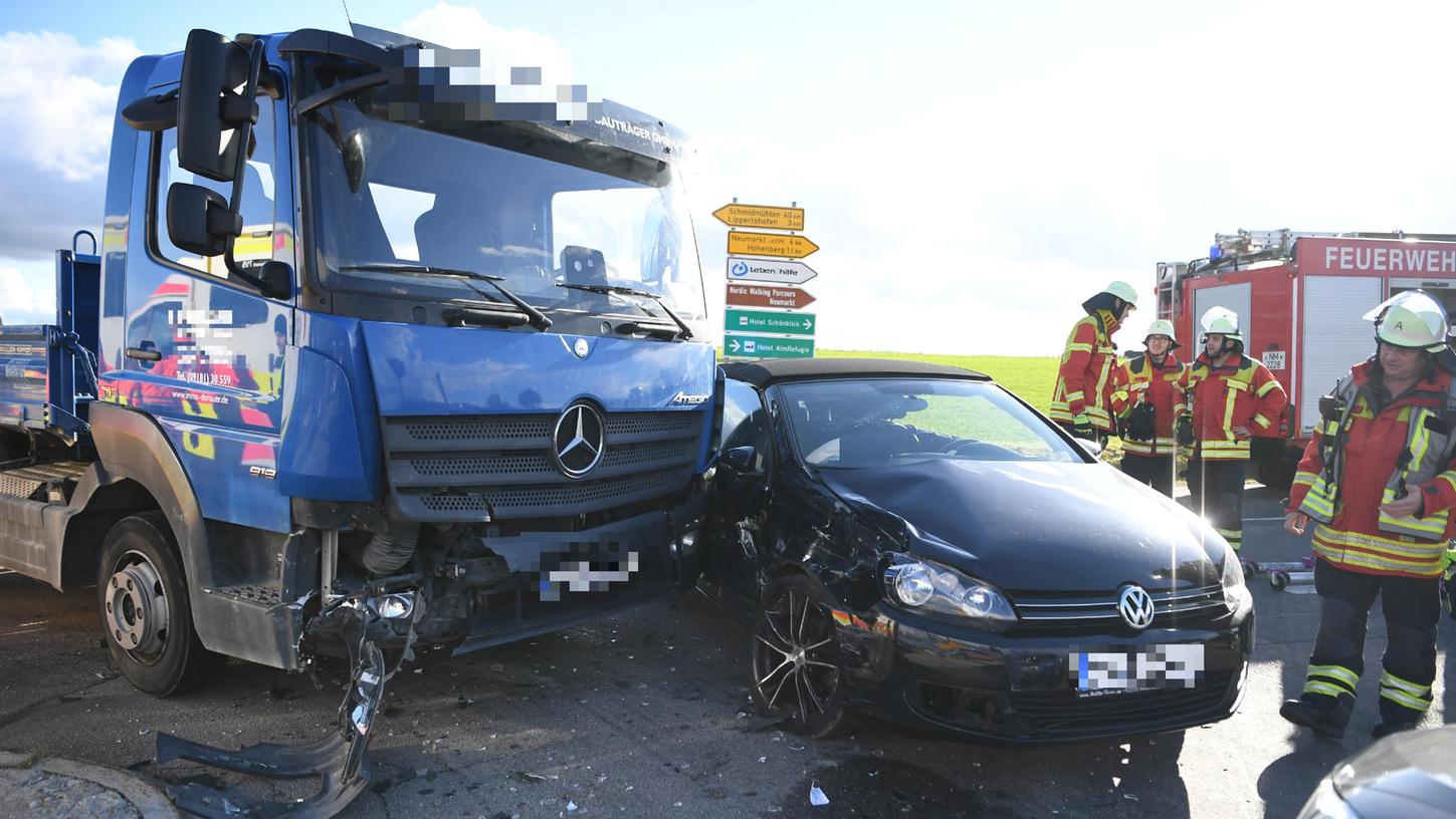 An der Einmündung in die Staatsstraße bei Fuchsberg stieß heute Mittag ein Lkw mit einem Golf zusammen. An der Einmündung in die Staatsstraße bei Fuchsberg stieß heute Mittag ein Lkw mit einem Golf zusammen.
