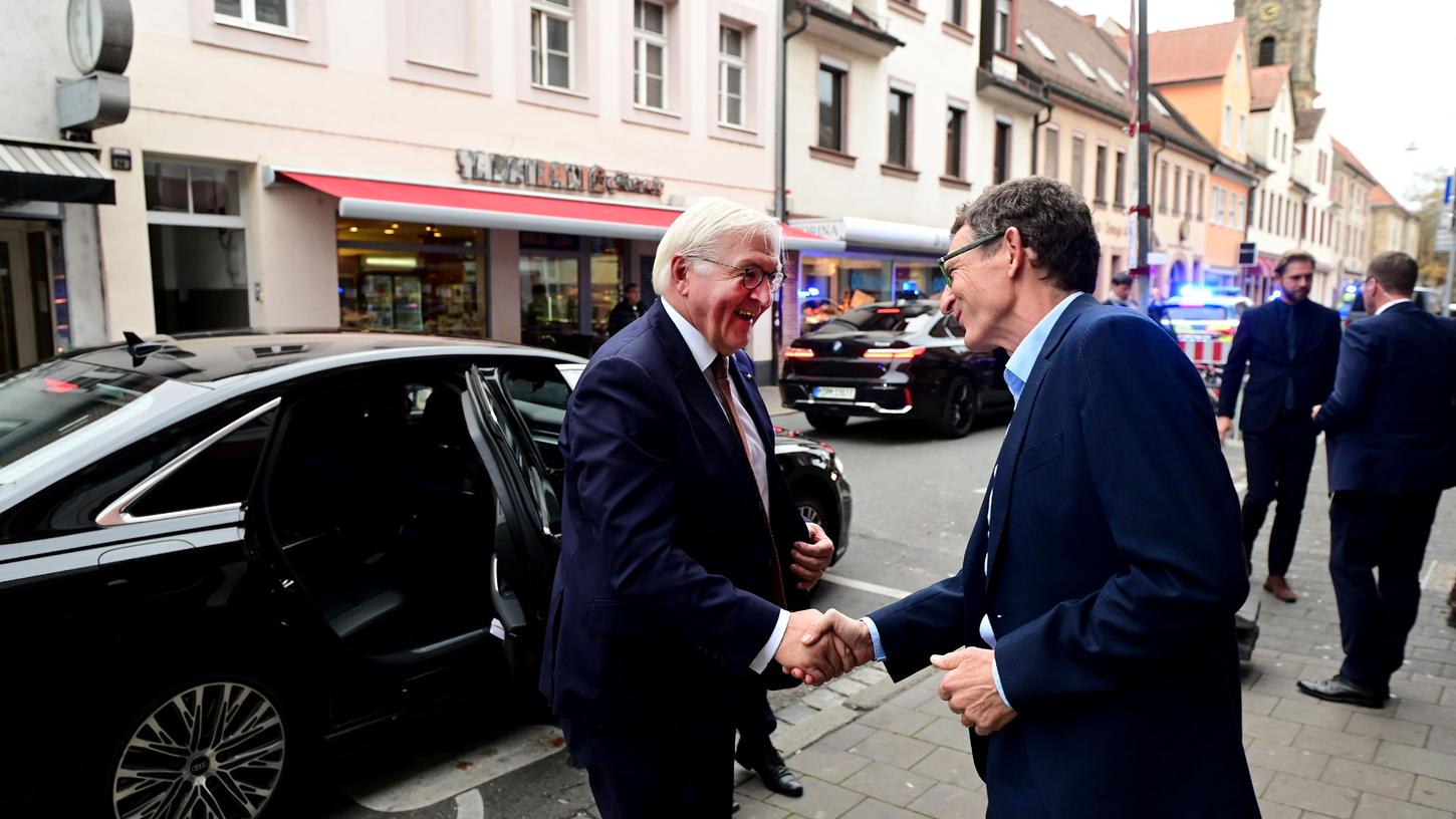 Ankunft vor der Redaktion: Chefredakteur Michael Husarek begrüßte den Bundespräsidenten in Erlangen.