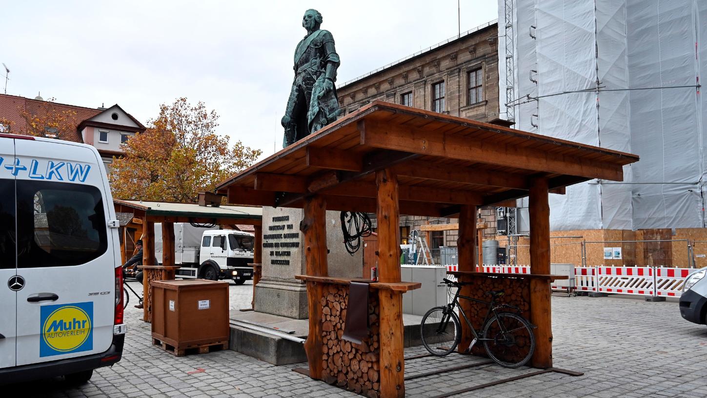Auf dem Erlanger Schlossplatz werden derzeit die Buden für die Waldweihnacht aufgebaut, die wie die anderen Innenstadt-Weihnachtsmärkte am 27. November 2023 ihre Pforten öffnet. Auf dem Erlanger Schlossplatz werden derzeit die Buden für die Waldweihnacht aufgebaut, die wie die anderen Innenstadt-Weihnachtsmärkte am 27. November 2023 ihre Pforten öffnet.
