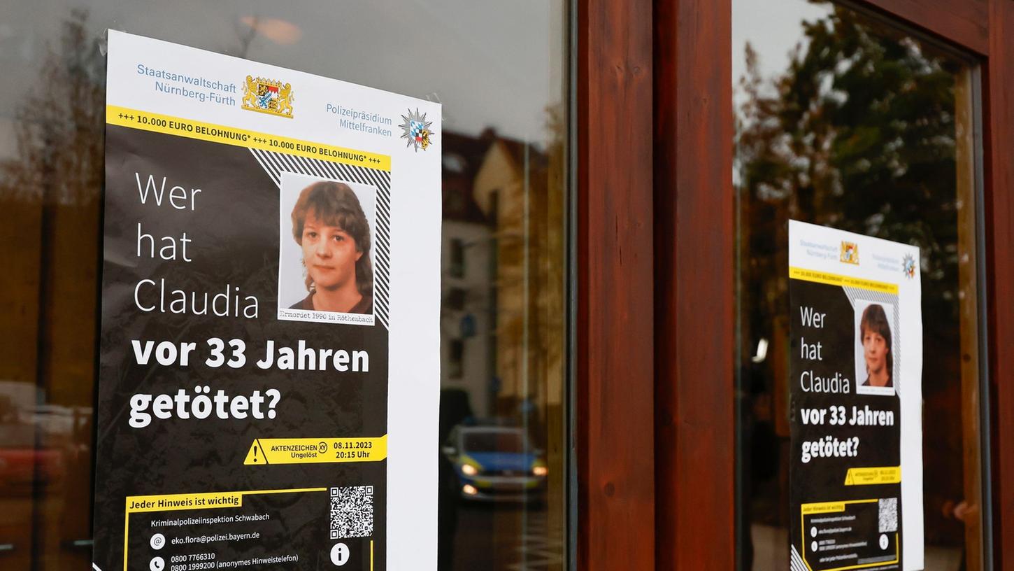 Plakate zum Cold Case von Claudia Obermeier hängen an einer Scheibe.