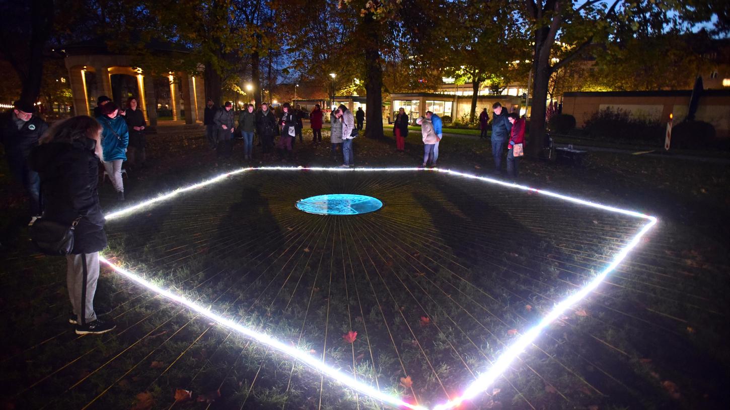 2022 erhellte während der Glanzlichter Johannes-Nandu Kriesche die Adenaueranlage.