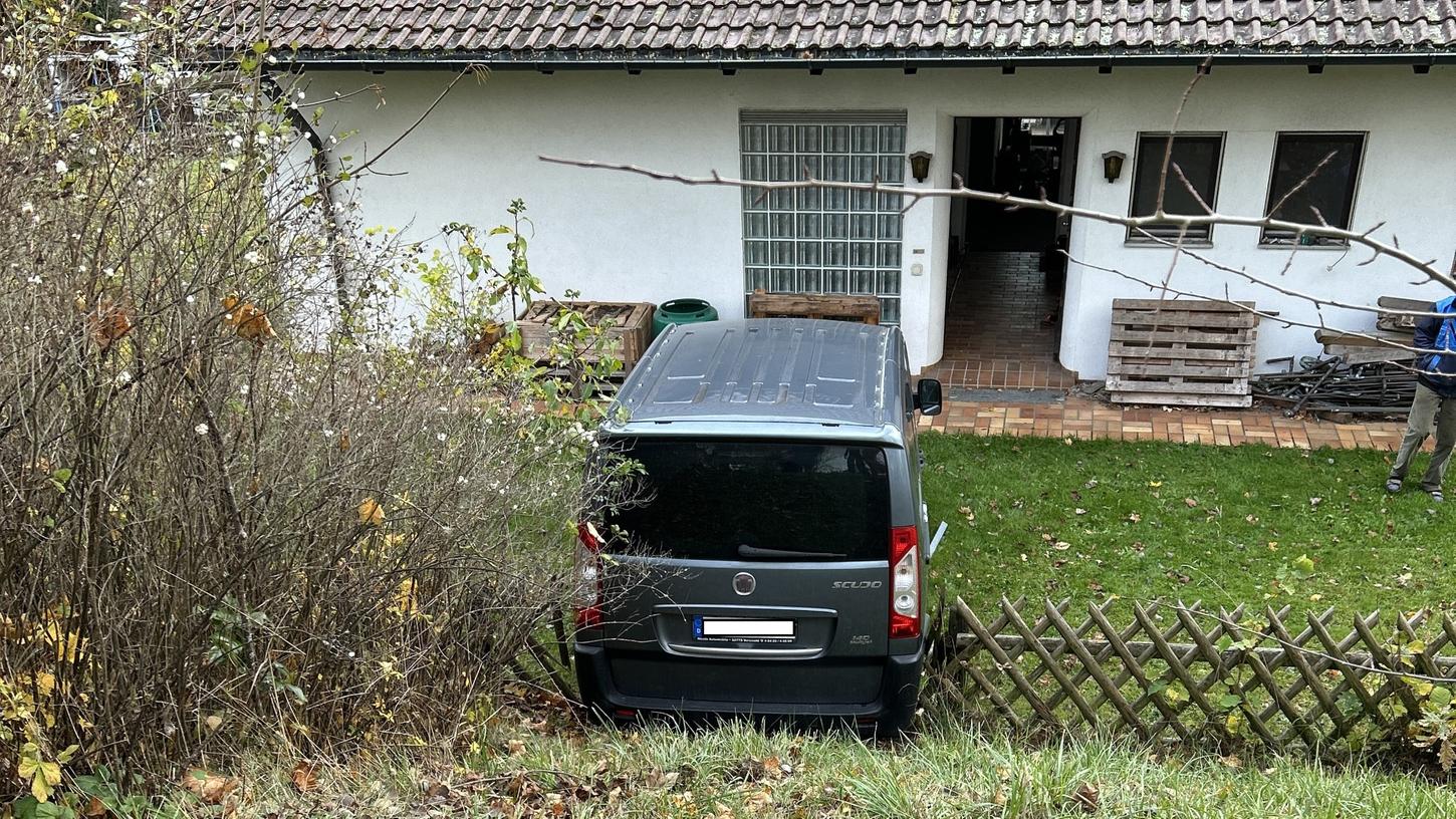 Sowohl am Gartenzaun als auch am Fahrzeug entstand ein Sachschaden. Sowohl am Gartenzaun als auch am Fahrzeug entstand ein Sachschaden.