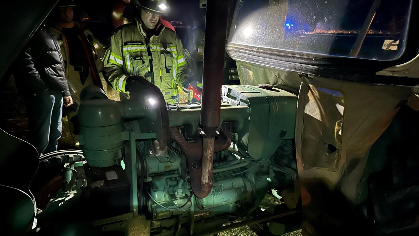 Mit einer Wärmebildkamera kontrollierte die Feuerwehr sicherheitshalber den überhitzten Traktor. Mit einer Wärmebildkamera kontrollierte die Feuerwehr sicherheitshalber den überhitzten Traktor.