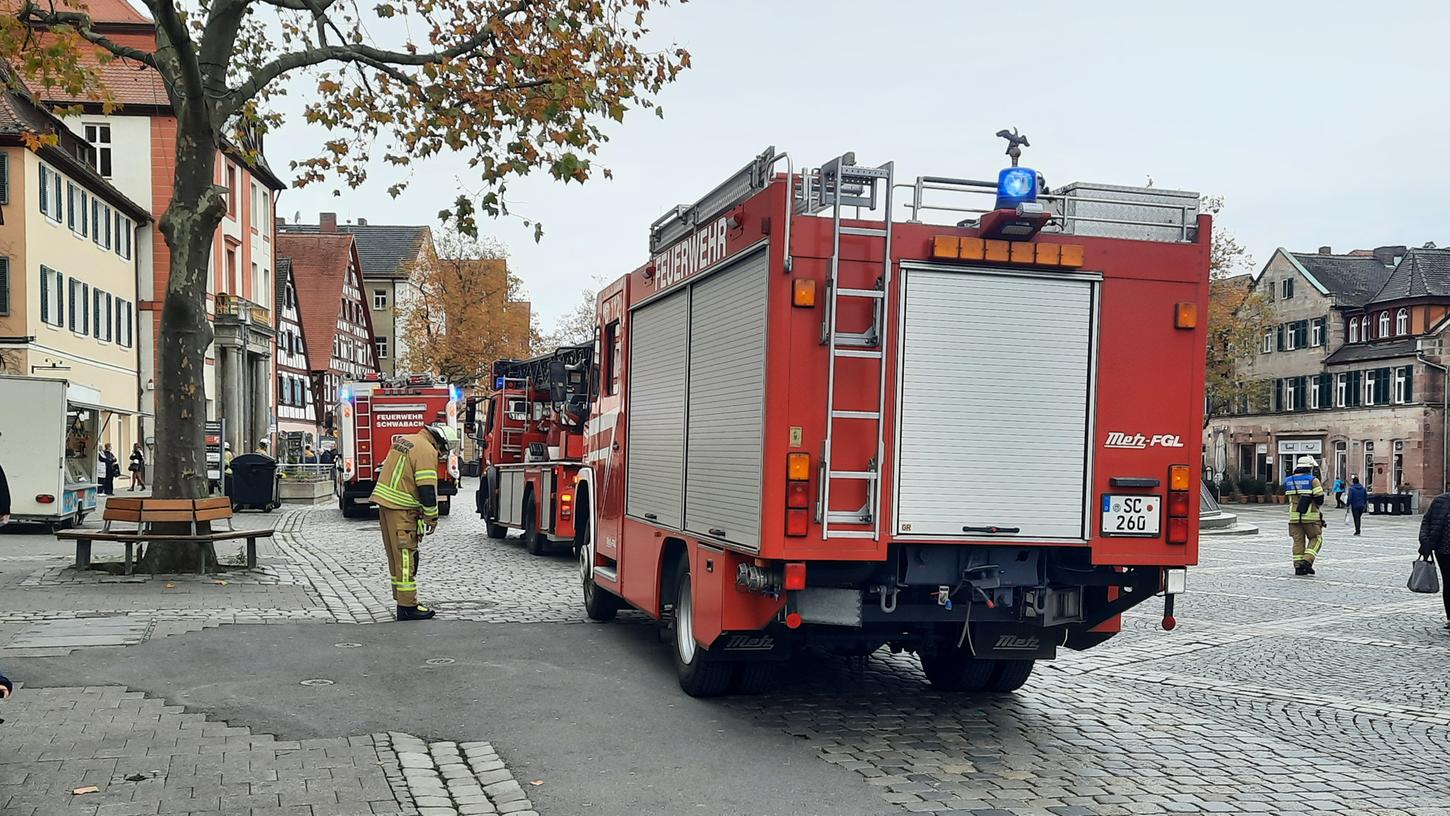 Großeinsatz für Feuerwehr und Co am Donnerstagvormittag mitten in der Schwabacher Altstadt. In der Einfahrt zur Tiefgarage unter dem Marktplatz quoll aus einem Auto dichter Rauch, die Sicherheitstore zur Tiefgarage schlossen sich daraufhin automatisch. Großeinsatz für Feuerwehr und Co am Donnerstagvormittag mitten in der Schwabacher Altstadt. In der Einfahrt zur Tiefgarage unter dem Marktplatz quoll aus einem Auto dichter Rauch, die Sicherheitstore zur Tiefgarage schlossen sich daraufhin automatisch.