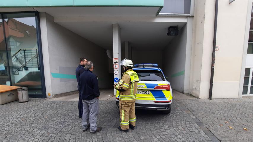 Kurzzeitig war keine Einfahrt möglich: Weil aus einem Auto in der Einfahrt dichter Qualm austrat, wurde die Schwabacher Tiefgarage unter dem Marktplatz und die Bürgerhaus-Tiefgarage am Donnerstagvormittag etwa eine halbe Stunde lang gesperrt. Kurzzeitig war keine Einfahrt möglich: Weil aus einem Auto in der Einfahrt dichter Qualm austrat, wurde die Schwabacher Tiefgarage unter dem Marktplatz und die Bürgerhaus-Tiefgarage am Donnerstagvormittag etwa eine halbe Stunde lang gesperrt.
