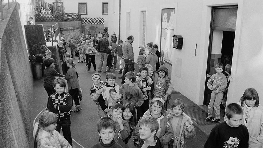 Der Muggendorfer Schulhof: Die Schule ist einfach zu klein für die vielen Kinder. Hier geht es zu unserer Serie "Vor 30 Jahren".