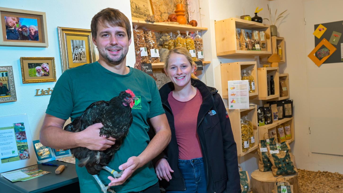 Michael Endres und Anna-Maria Deinhardt brennen für eine nachhaltige Landwirtschaft in der Fränkischen Schweiz. Damit die Verbraucher es einfach haben, haben sie auf ihrem Hof einen Bio-Laden gegründet, der die Landwirte der Region zusammenbringen soll.