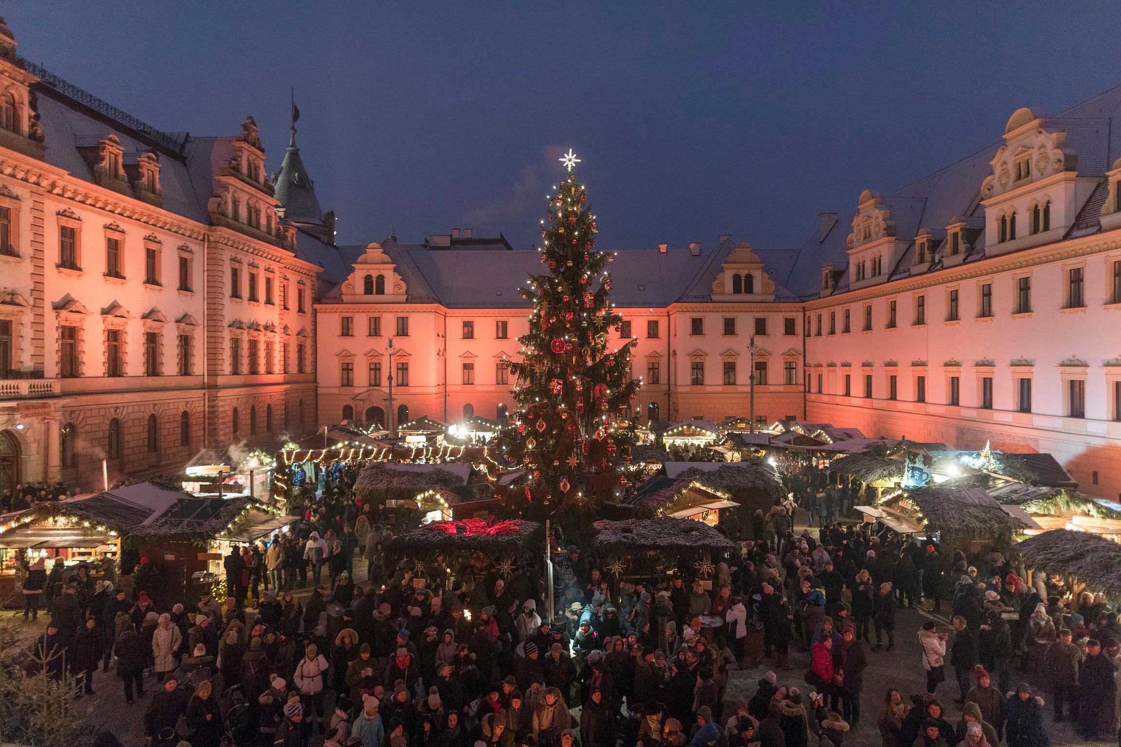 Romantischer Weihnachtsmarkt in Regensburg: Im Rahmen einer Pressekonferenz wurde das diesjährige Christkind vorgestellt sowie auch der Christbaum in den Hof des Anwesens "eingeflogen". Romantischer Weihnachtsmarkt in Regensburg: Im Rahmen einer Pressekonferenz wurde das diesjährige Christkind vorgestellt sowie auch der Christbaum in den Hof des Anwesens "eingeflogen".