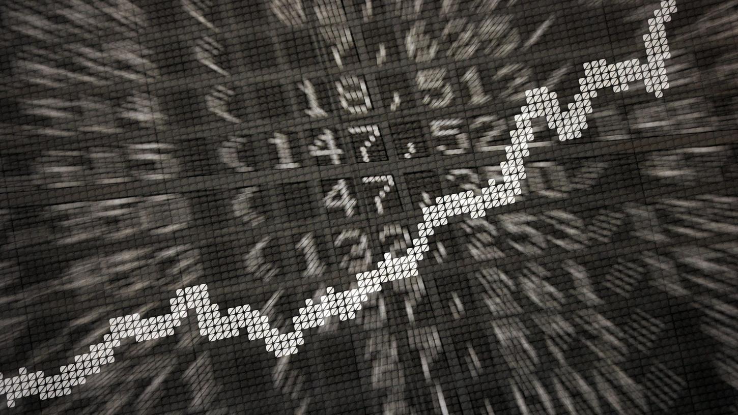 Die große Anzeige in der Börse zeigt die Dax-Kurve und verschiedene Börsenkurse: ETFs werden börsentäglich gehandelt.