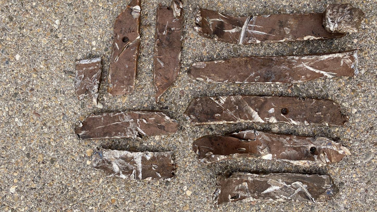 Ein Schaden von rund 1000 Euro entstand nun am Häcksler des Wertstoffhofes Treuchtlingen. Ein Metallbeschlag in den Gartenabfallen zerstörte den Häcksler. Ein Schaden von rund 1000 Euro entstand nun am Häcksler des Wertstoffhofes Treuchtlingen. Ein Metallbeschlag in den Gartenabfallen zerstörte den Häcksler.