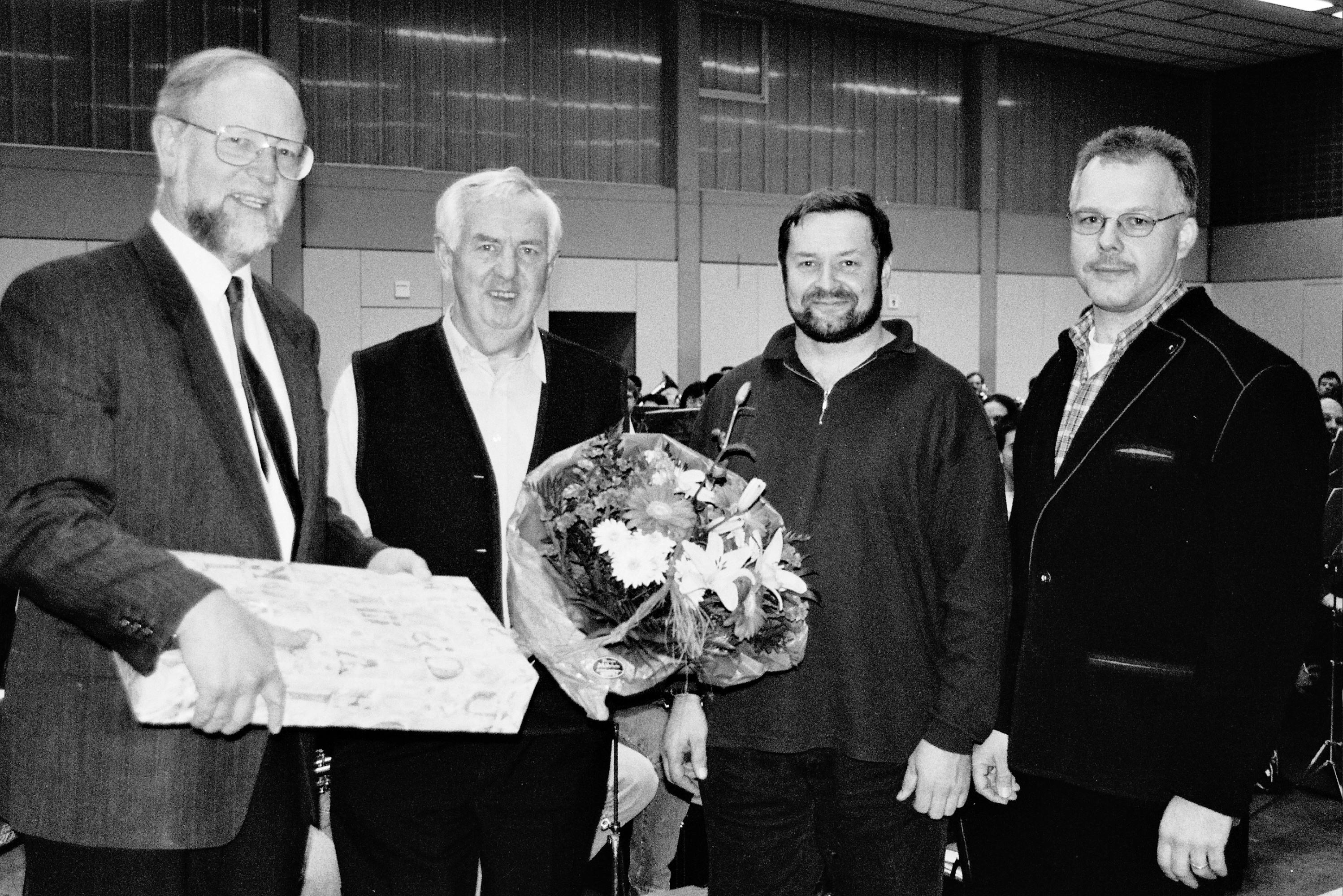 In Dittenheim prägen neue Töne, neues Liedgut, eine neue Bezirksführung und das nochmalige Verabschieden des ehemaligen Bezirkschorleiters Alfred Schmidt (Zweiter von links) die Bezirksprobe der evangelischen Posaunenchöre im Dekanat Gunzenhausen. Über 250 Bläserinnen und Bläser treffen sich unter der Leitung der neuen Chorleiter Friedrich Brummer (rechts) und Helmut Karl (Dritter von links). Pfarrer Helmut Richter gratulierte dem neuen "Ehrenbezirkschorleiter" Alfred Schmidt sowie dessen Nachfolger Helmut Karl und Friedrich Brummer (von links)