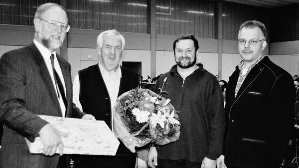 In Dittenheim prägen neue Töne, neues Liedgut, eine neue Bezirksführung und das nochmalige Verabschieden des ehemaligen Bezirkschorleiters Alfred Schmidt (Zweiter von links) die Bezirksprobe der evangelischen Posaunenchöre im Dekanat Gunzenhausen. Über 250 Bläserinnen und Bläser treffen sich unter der Leitung der neuen Chorleiter Friedrich Brummer (rechts) und Helmut Karl (Dritter von links). Pfarrer Helmut Richter gratulierte dem neuen "Ehrenbezirkschorleiter" Alfred Schmidt sowie dessen Nachfolger Helmut Karl und Friedrich Brummer (von links)