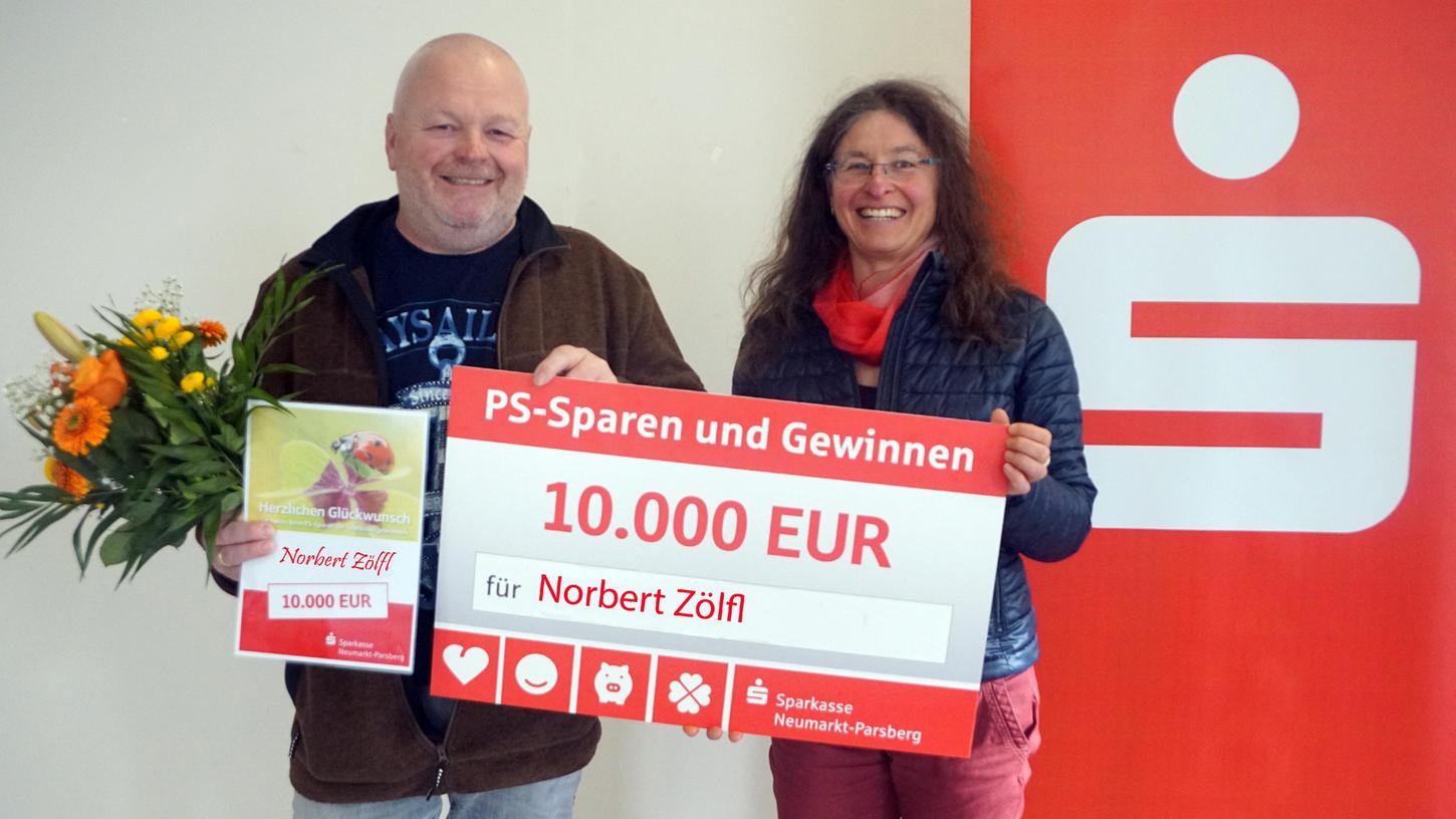 Norbert Zölfl konnte es kaum fassen, als er von Filialleiterin Claudia Federsel in der Filiale Pyrbaum den Scheck über 10.000 Euro überreicht bekam.