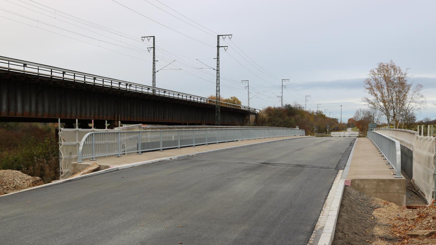In den vergangenen Tagen wurden die Asphaltierungsarbeiten an der Grabener Brücke fertiggestellt. Die Wiedereröffnung ist für Ende November geplant, jetzt sind zunächst noch unter anderem Markierungsarbeiten erforderlich.