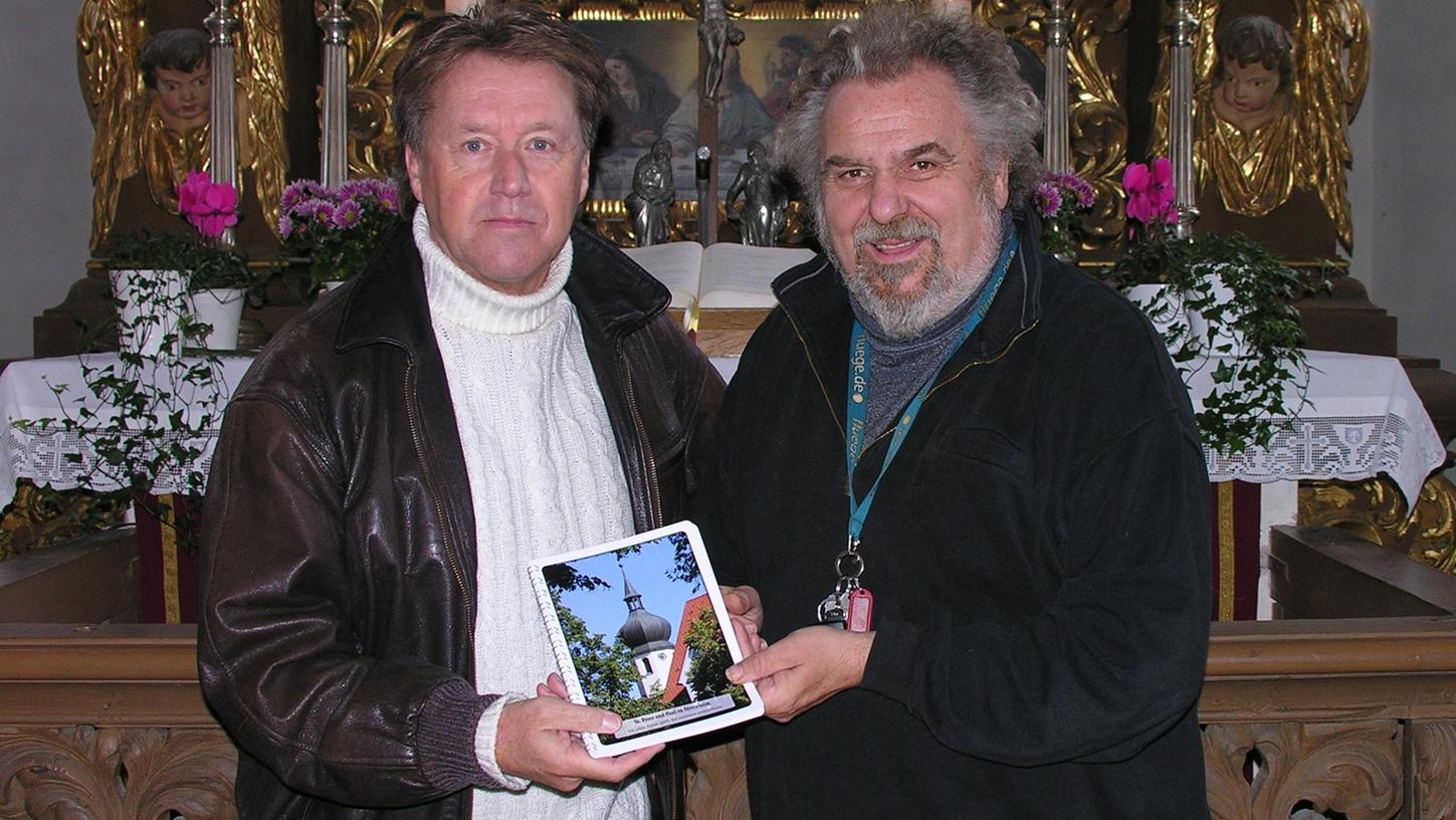 Auf gute Zusammenarbeit: Pfarrer Walter Krewin (rechts) und Autor Uli Gruber erhoffen sich vom Verkauf des Bildbands mit Motiven der Dittenheimer Kirche St. Peter und Paul eine erkleckliche Summe zur Sanierung der Steinmeyer-Orgel.