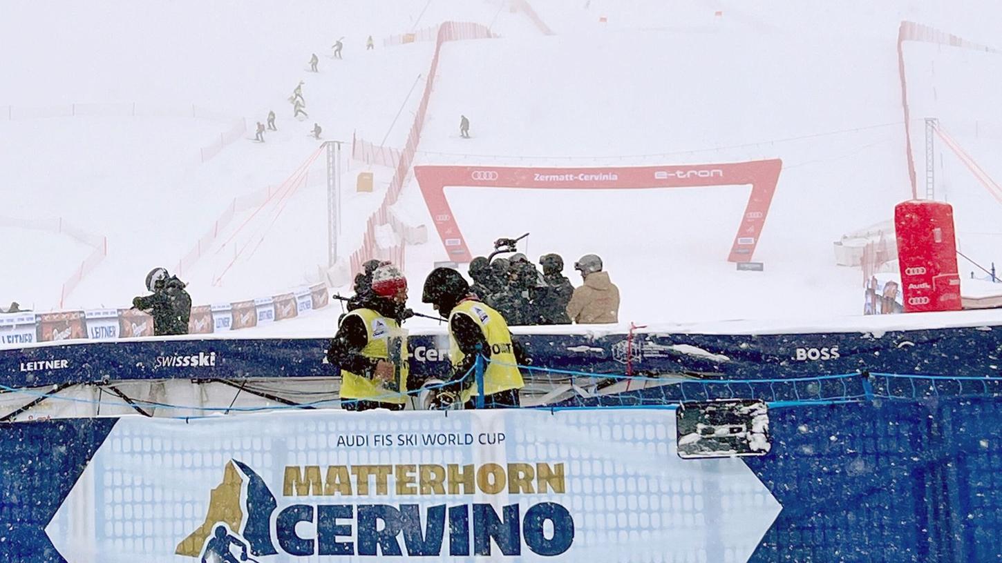 In Zermatt-Cervinia ist zu sehr viel Schnee gefallen. In Zermatt-Cervinia ist zu sehr viel Schnee gefallen.