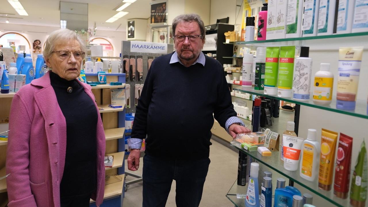 Die Geschwister Traudl und Hannes Reingruber in ihrem Ladengeschäft, sie führten jahrzehntelang erfolgreich den Drogeriemarkt und müssen jetzt schließen. Foto: Dieter Balb