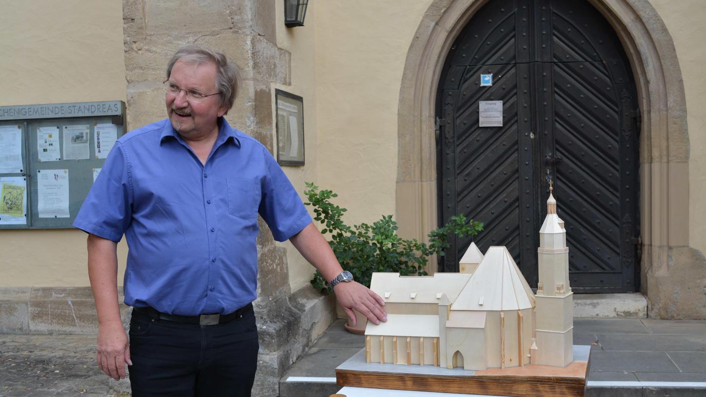 Eine Spendenbox in Form der Stadtkirche: Im Sommer konnten wir schon einen Blick auf das Holzmodell erhaschen, seit Kurzem steht es nun im Eingangsbereich der St. Andreaskirche und wartet auf Spenderinnen und Spender. Das Werk von Klaus Höhne (hier im Bild) soll bei einer wichtigen Aufgabe helfen: Die Gemeinde braucht dringend finanzielle Unterstützung, um die Fassade der Kirche erhalten zu können. Eine Spendenbox in Form der Stadtkirche: Im Sommer konnten wir schon einen Blick auf das Holzmodell erhaschen, seit Kurzem steht es nun im Eingangsbereich der St. Andreaskirche und wartet auf Spenderinnen und Spender. Das Werk von Klaus Höhne (hier im Bild) soll bei einer wichtigen Aufgabe helfen: Die Gemeinde braucht dringend finanzielle Unterstützung, um die Fassade der Kirche erhalten zu können.