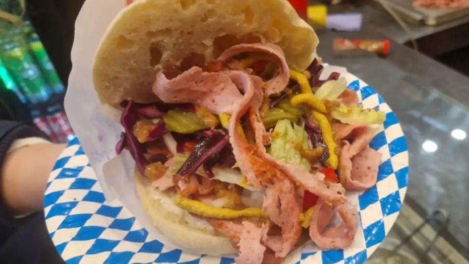 Bei "Mr. Shakmak" in Tirschenreuth gibt es jetzt diesen "Bayern-Döner" - und zwar mit viel Leberkäse. Bei "Mr. Shakmak" in Tirschenreuth gibt es jetzt diesen "Bayern-Döner" - und zwar mit viel Leberkäse.