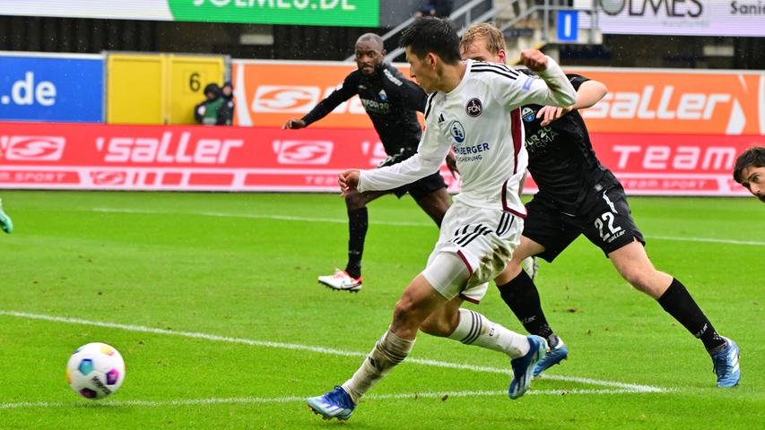 Der 1. FC Nürnberg spielt befreit auf und wird immer wieder gefährlich. Auch er gefällt: Kanji Okunuki, der sich langsam aber sicher dem Paderborner Tor annähert. 