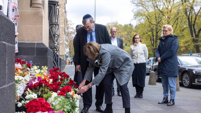 Henriette Reker, Oberbürgermeisterin von Köln, stellt im Beisein von Abraham Lehrer, Vorstand der Synagogen-Gemeinde Köln, eine Kerze vor der Synagoge in der Roonstrasse zum Gedenken an die Opfer der Hamas auf.
