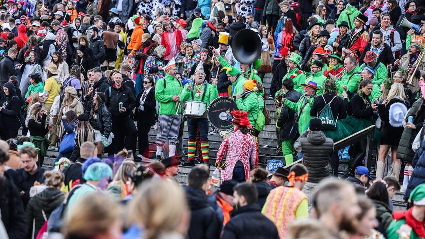 Mit 1000 Polizisten, 180 Ordnungsamtsmitarbeitern und mehr als 1000 privaten Sicherheitskräften will die Stadt den erwarteten Ansturm zum Karnevalsauftakt in Köln in geregelte Bahnen lenken.
