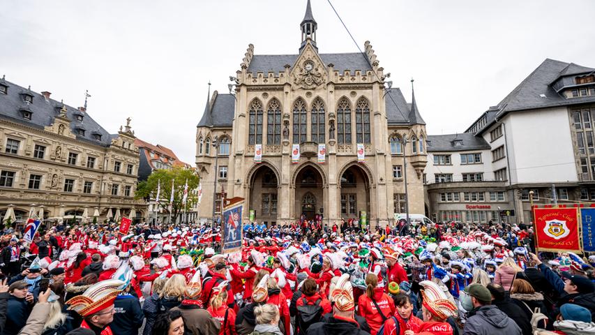  Die Mitglieder der Vereine tanzen mit einer Polonaise über den Fischmarkt. Beginn der Karnevalssaison 2023/24 startet mit dem Narrenwecken vor dem Erfurter Rathaus.