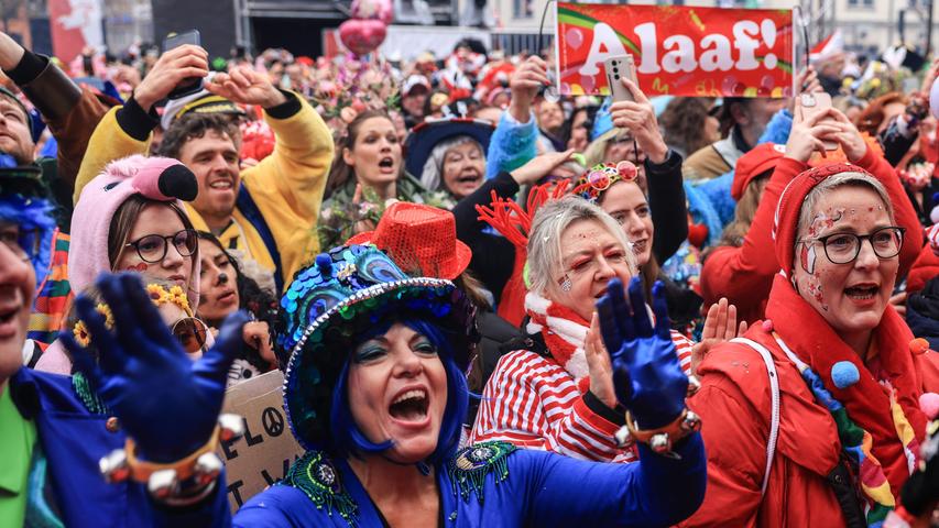 Karnevalisten feiern auf dem Heumarkt den Beginn der Karnevalssaison