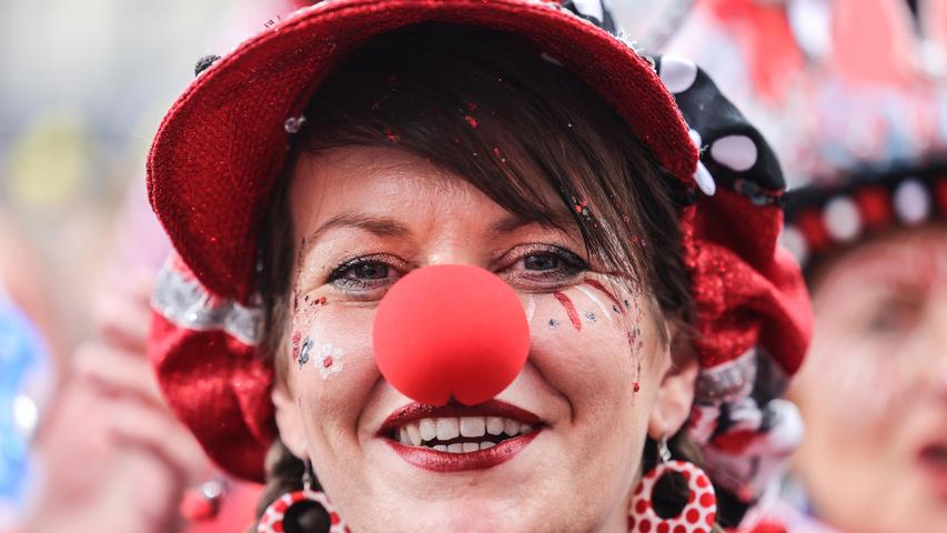 Eine Clownin feiert am 11.11. in Köln kräftig mit. 