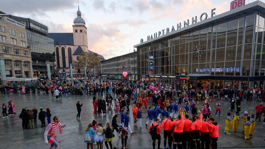 Schon am frühen Morgen ist der Platz vor dem Hauptbahnhof zum Auftakt der Karnevalssession mit Feiernden gefüllt.