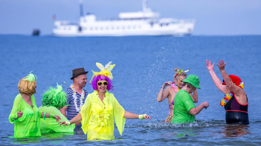 Mit bunten Kostümen starten Mitglieder des Eisbadevereins Rostocker Seehunde pünktlich 11:11 Uhr beim Faschingsbaden in der Ostsee in die Karnevalssaison. Etwa 25 Schwimmer stürzen sich bunt kostümiert am Warnemünder Strand in die acht Grad kalten Ostsee-Fluten.
