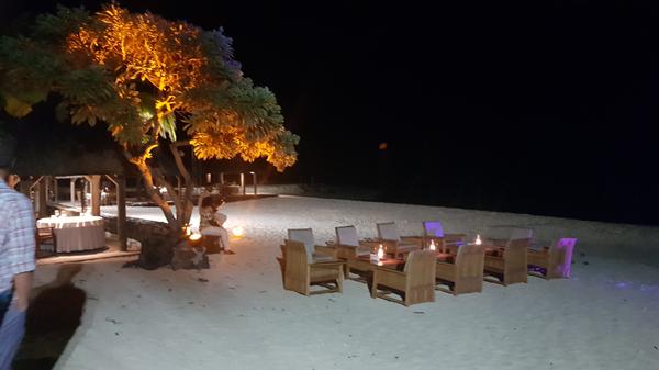 Dinner am Strand gefällig? Sogar eine Band begleitete uns mit jazzigen Gitarrenklängen.