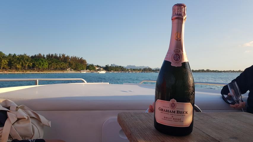 Was darf bei einer Bootsfahrt auf keinen Fall fehlen? Ein Boot, klar - aber Champagner ist auch nicht übel.