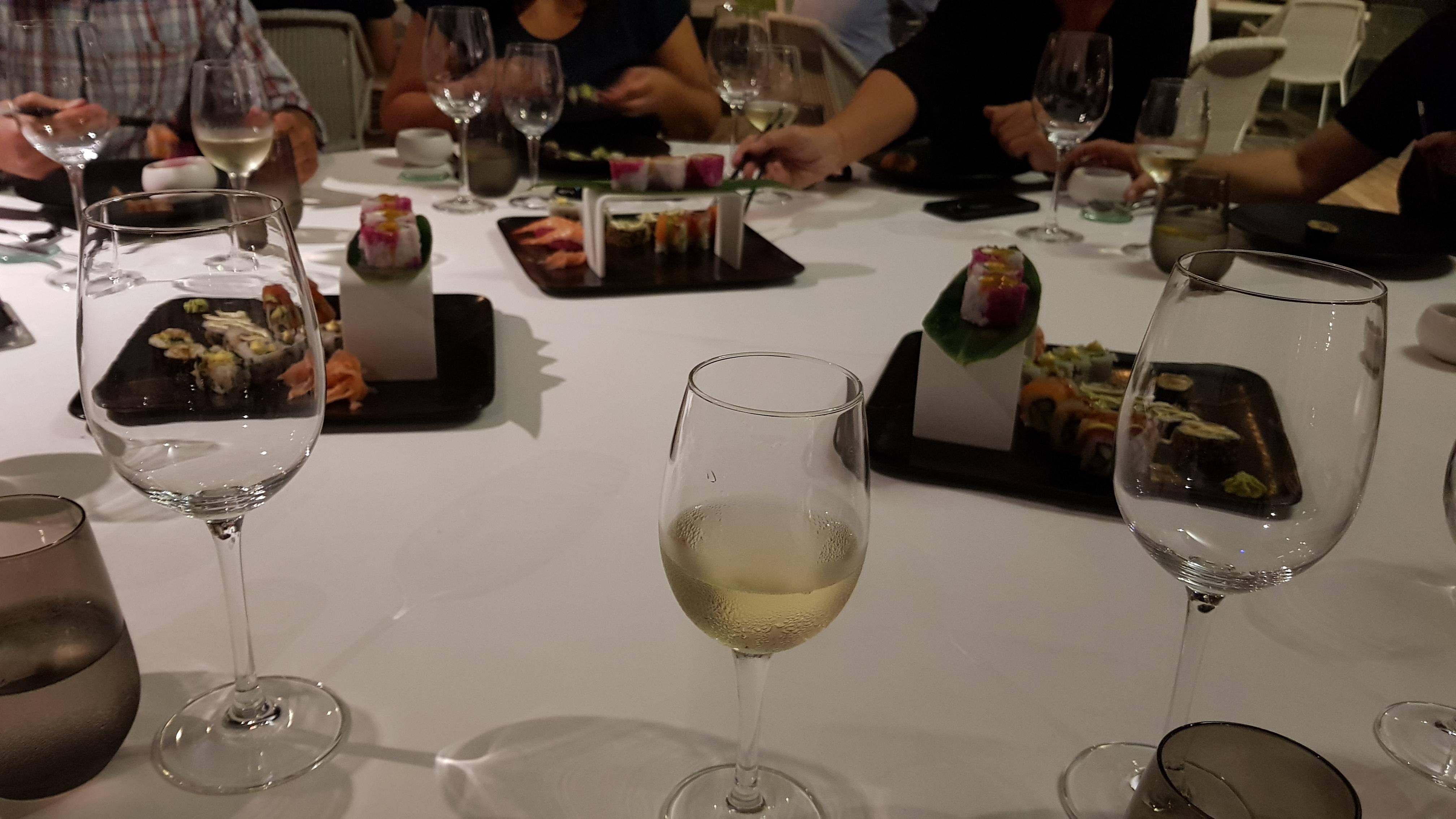 Während des feudalen Abendessens referierte der Manager über die Nachhaltigkeit der Hotelkette.