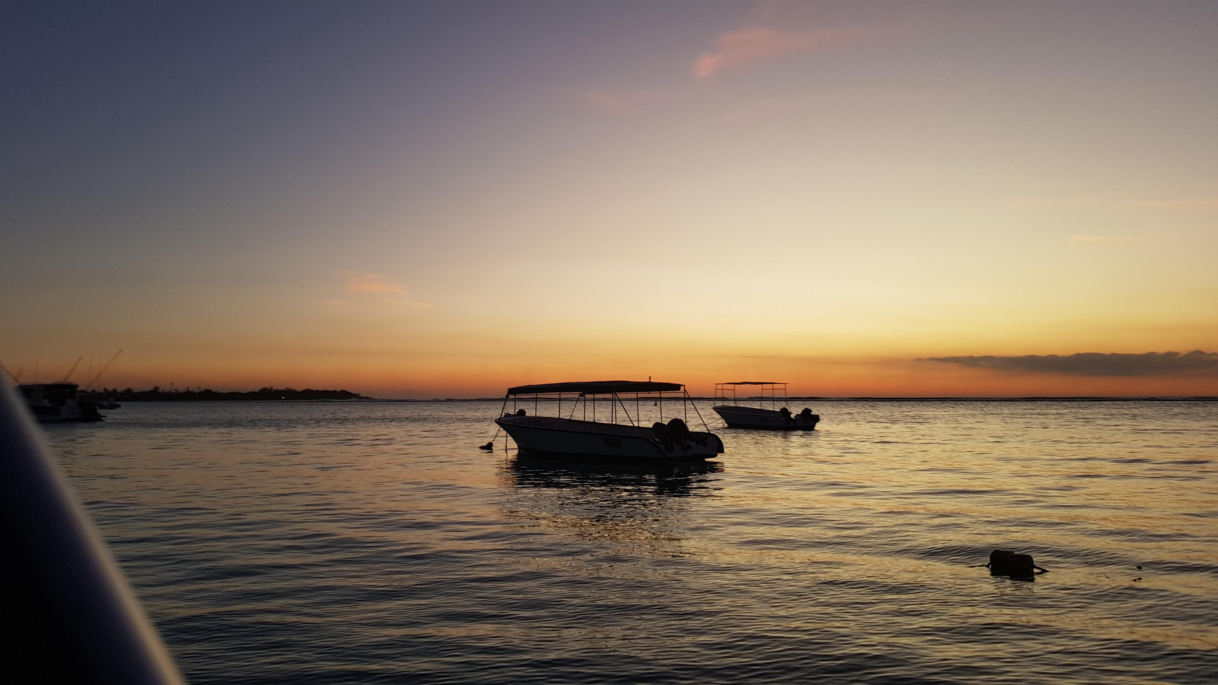Und gerade im Oktober sind die Temperaturen am angenehmsten. Abends kann man problemlos in kurzer Hose am Strand sitzen.